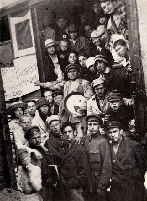 Kazimir Malevich (at center, holding a round “suprema”) and Unovis artists at the Vitebsk train station, setting off for the All